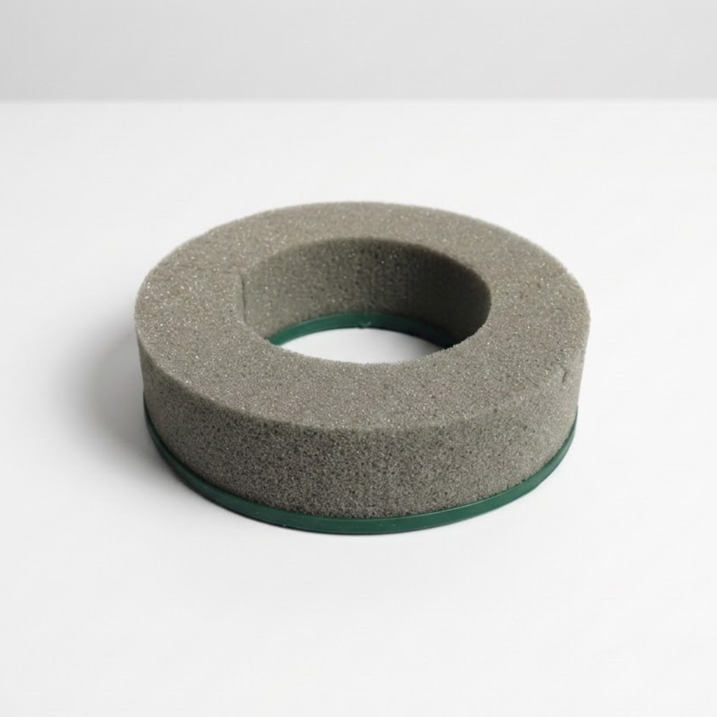 Šedá aranžovací hmota na věnec o průměru 17 cm se zeleným plastovým podkladem